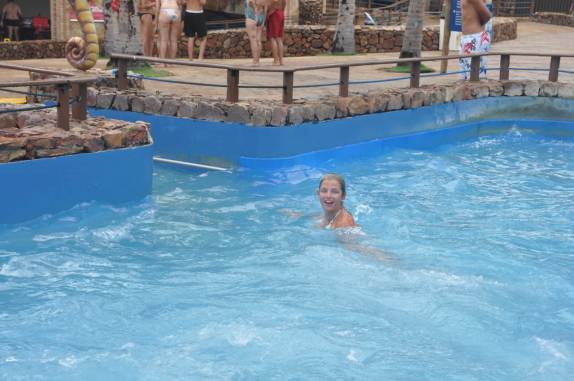 Feliz por estar inteira após escorregar pelo Insano, no Beach Park, em Fortaleza - CE